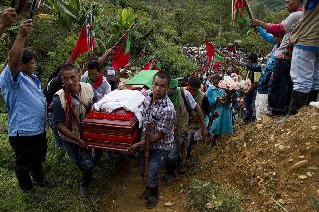 Hundreds of indigenous people accompany the coffin of Daniel Coicue, a member of the indigenous Nasa tribe killed by Farc rebels(Luis Robayo/AFP)