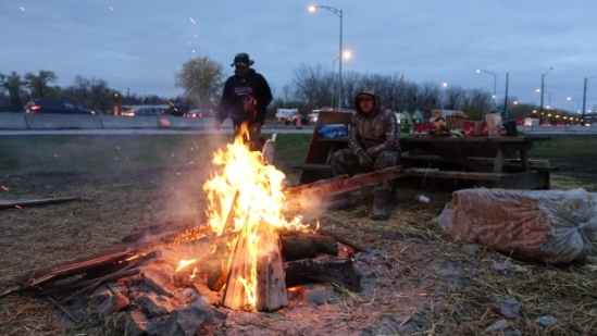 A small group of people from Kahnawake set up a camp near the base of the Mercier Bridge to Montreal to protest the Dakota Access pipeline. (Charles Contant/CBC)